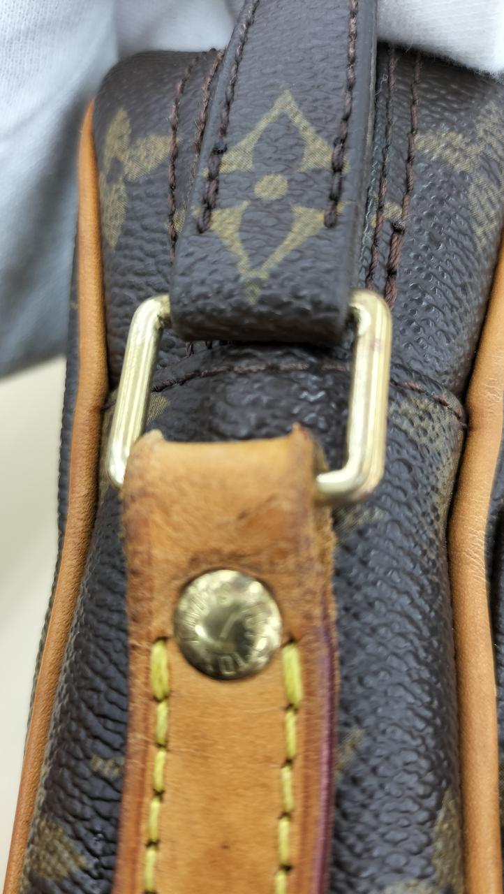 正面左側留め具ヌメ革ひび割れあり