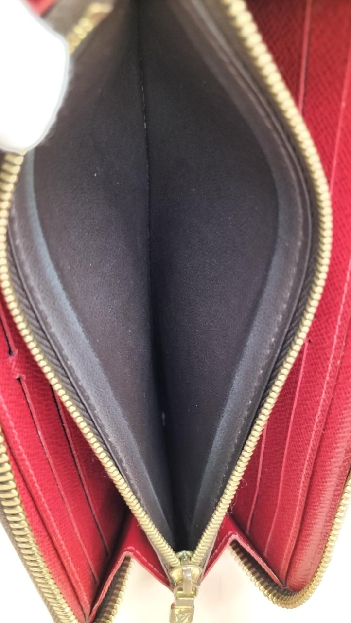 ファスナーポケット内部若干ペタ付きあり