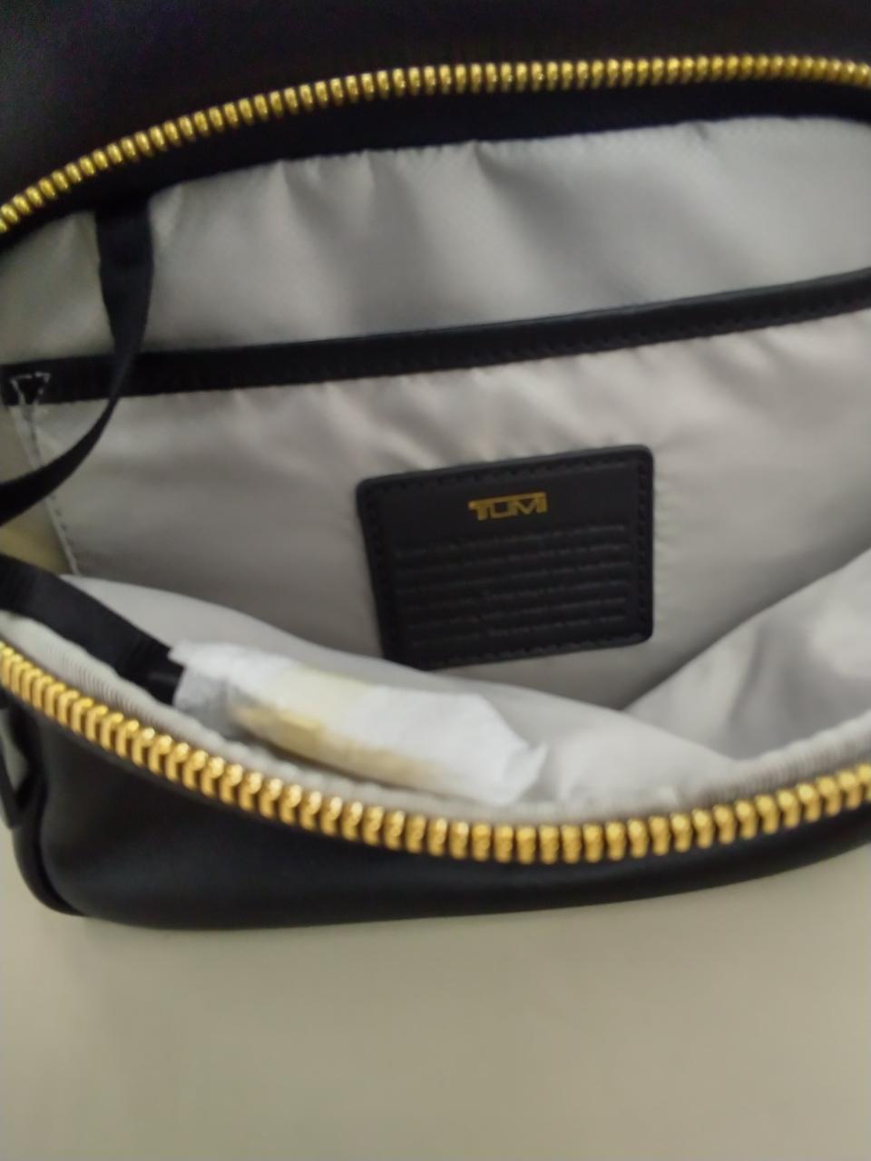 外側ファスナーポケット内部