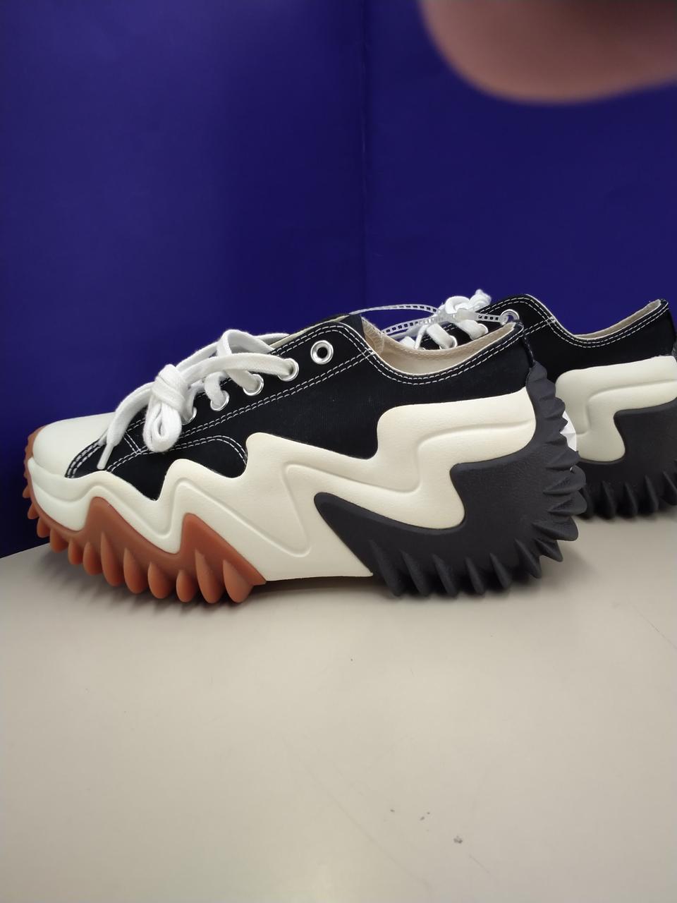 全体的に薄い黄ばみ有り