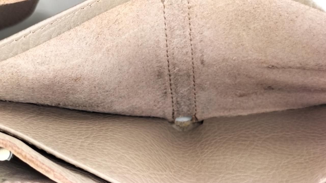 ②札入れ内部汚れあり