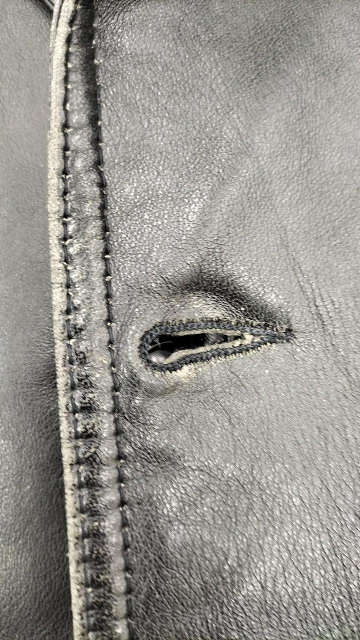 ボタン口に汚れあり