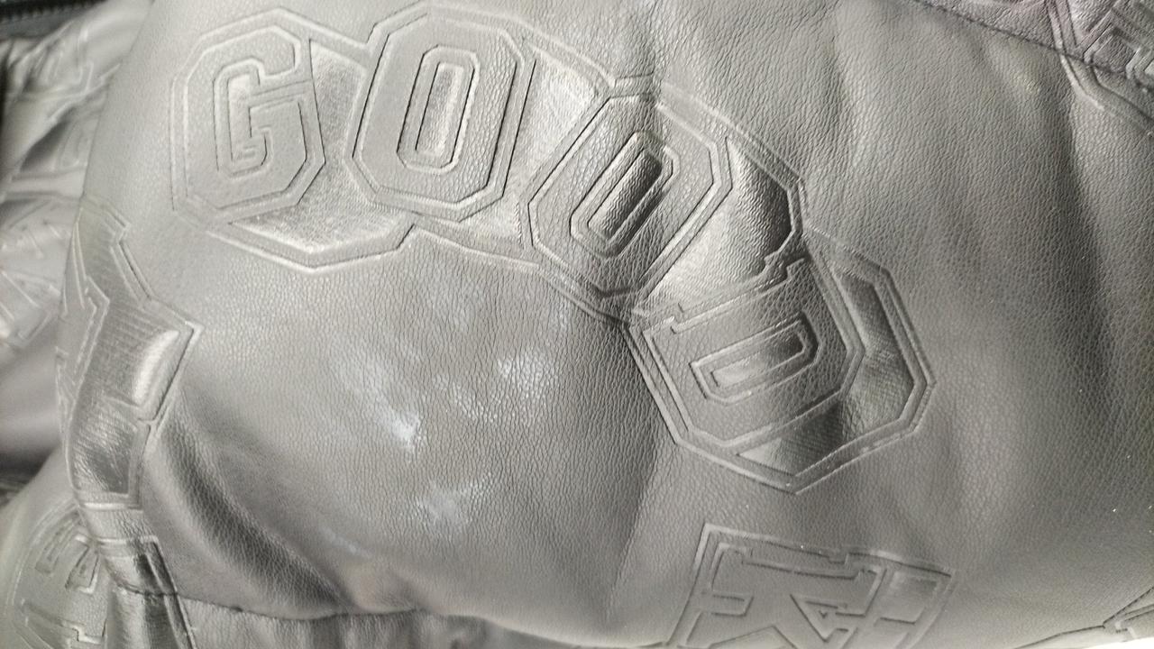 右腕部分に汚れあり