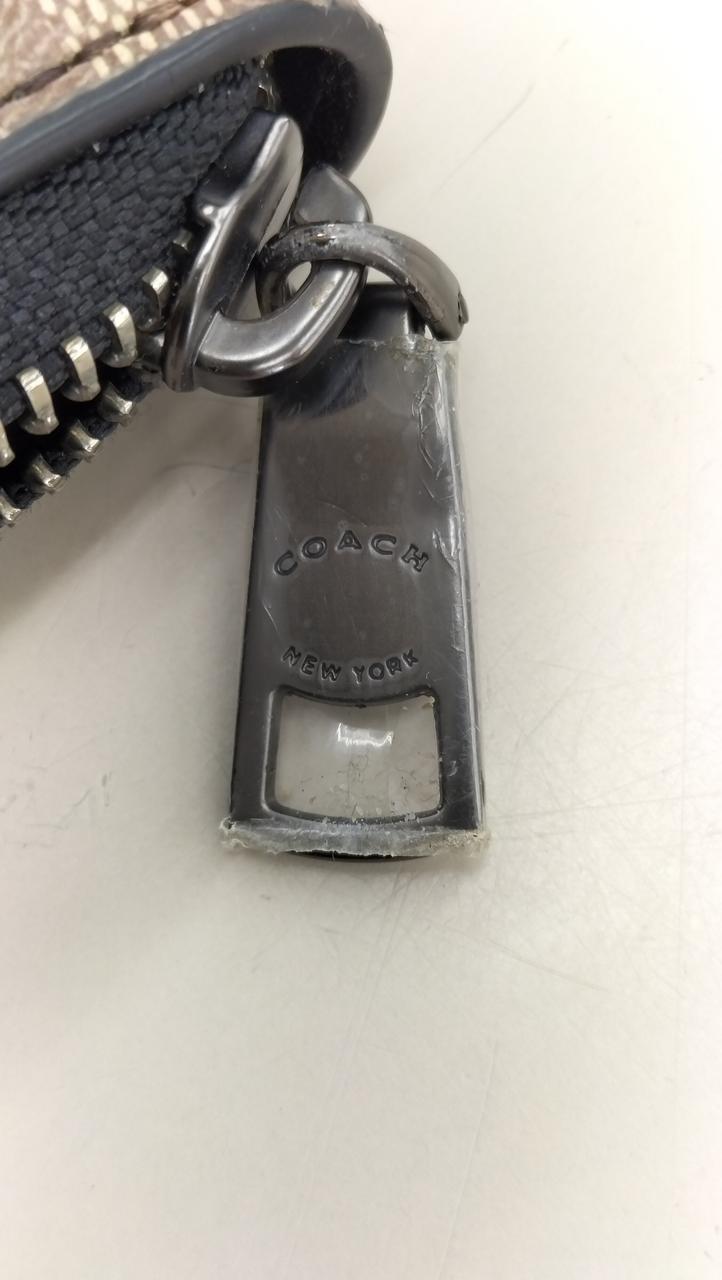 ファスナー金具部分にビニール付いてます