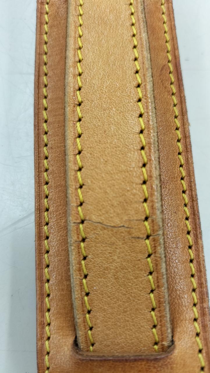ショルダーベルトひび割れあり