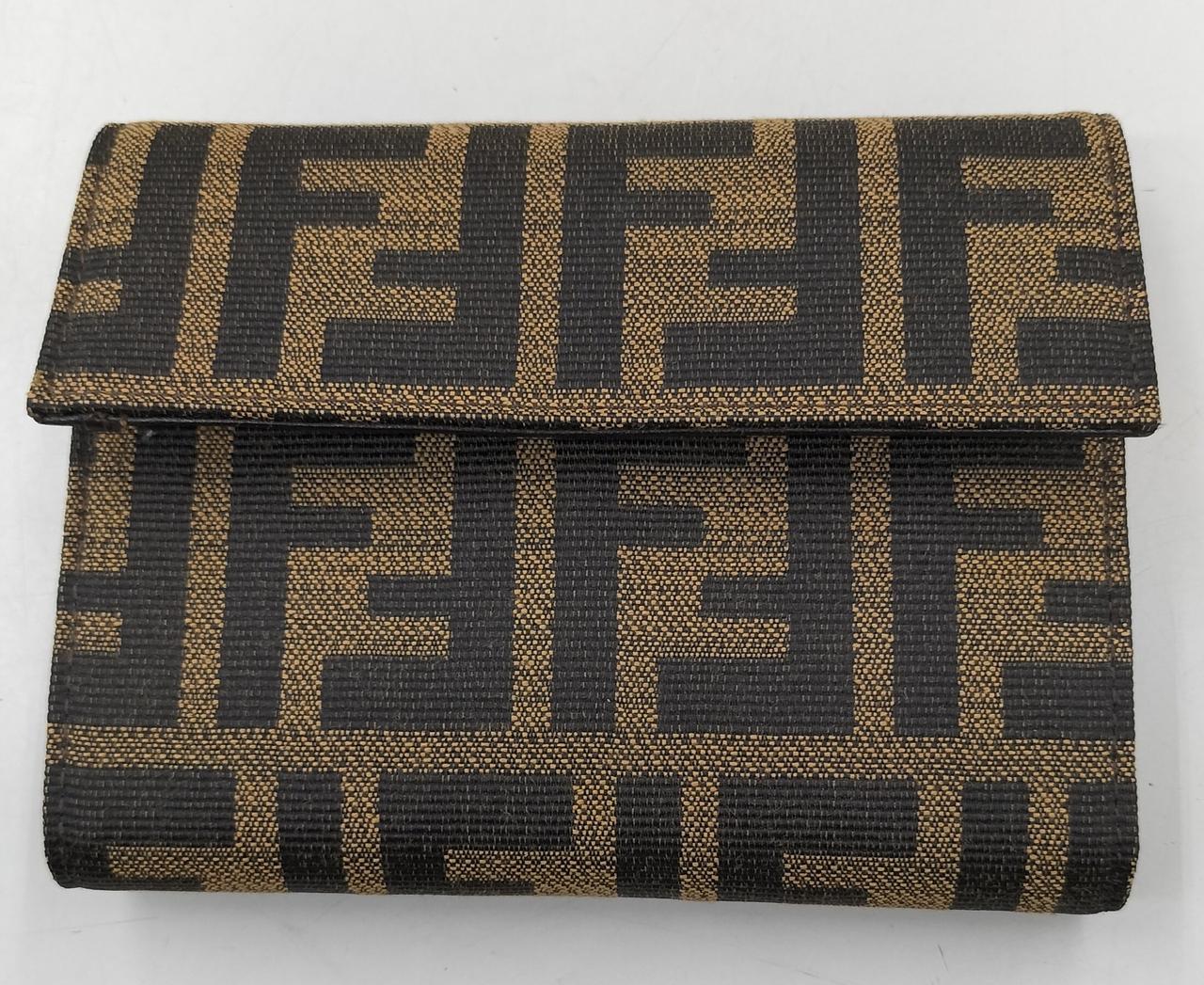 2つ折り財布に、なります。