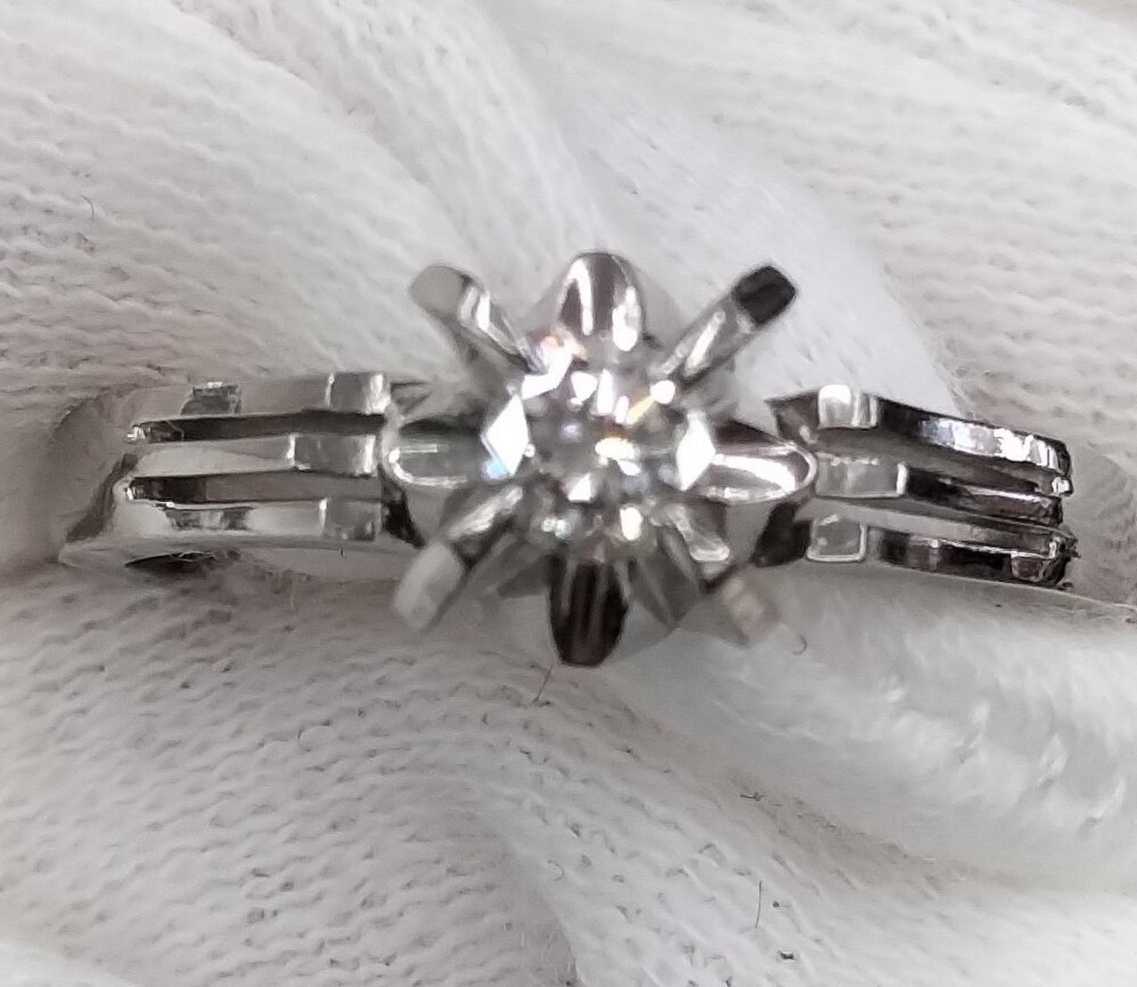 カラット数不明です