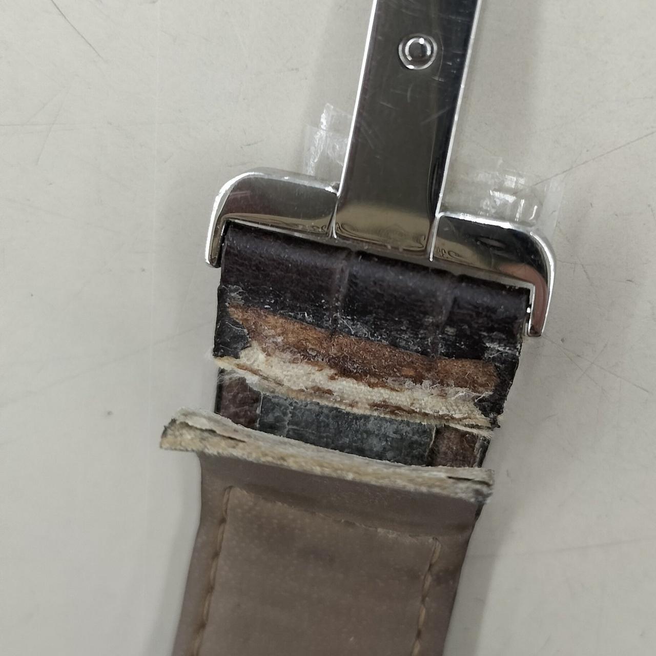 ベルト下裏面 破れあります。