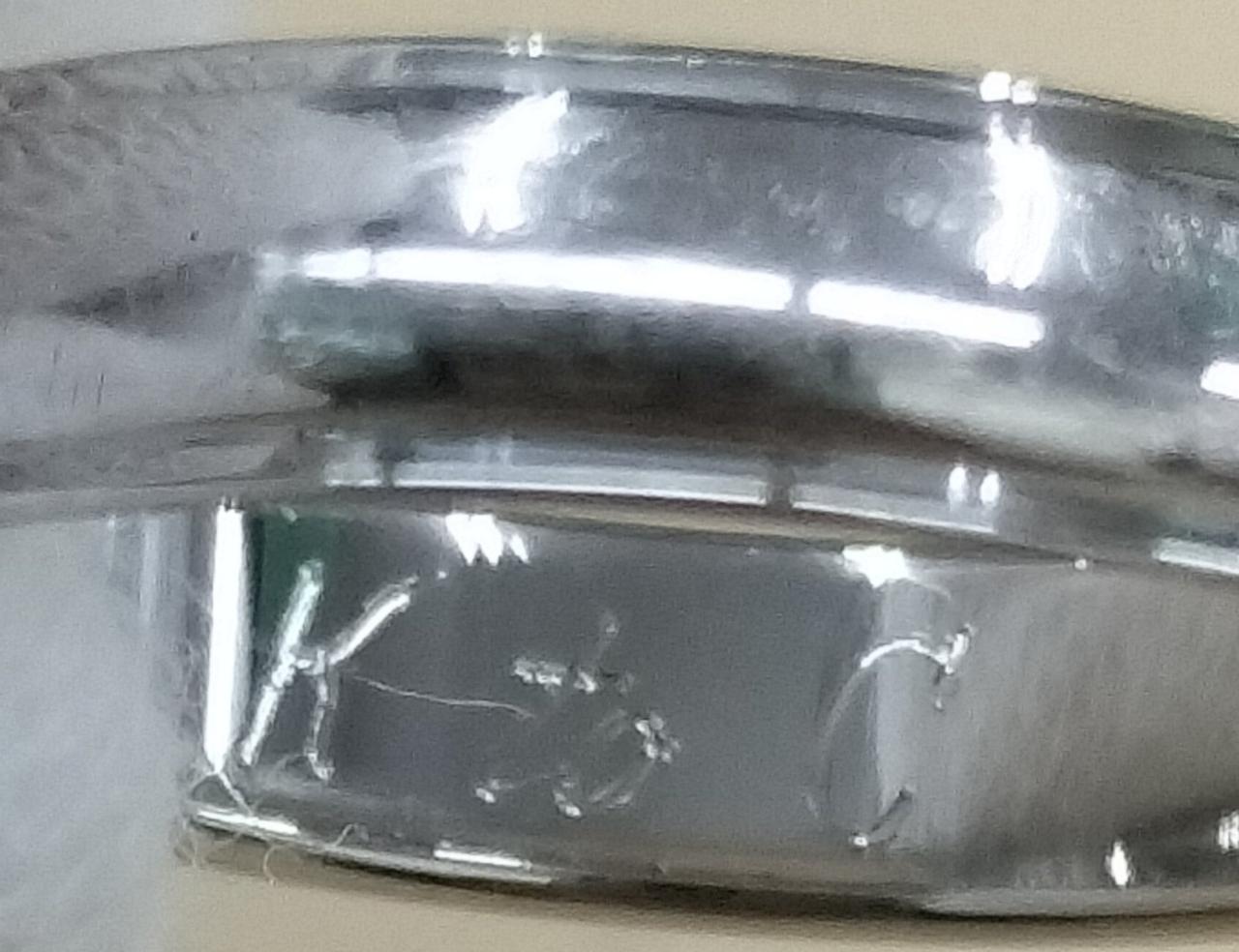 内側に日付等の刻印あり