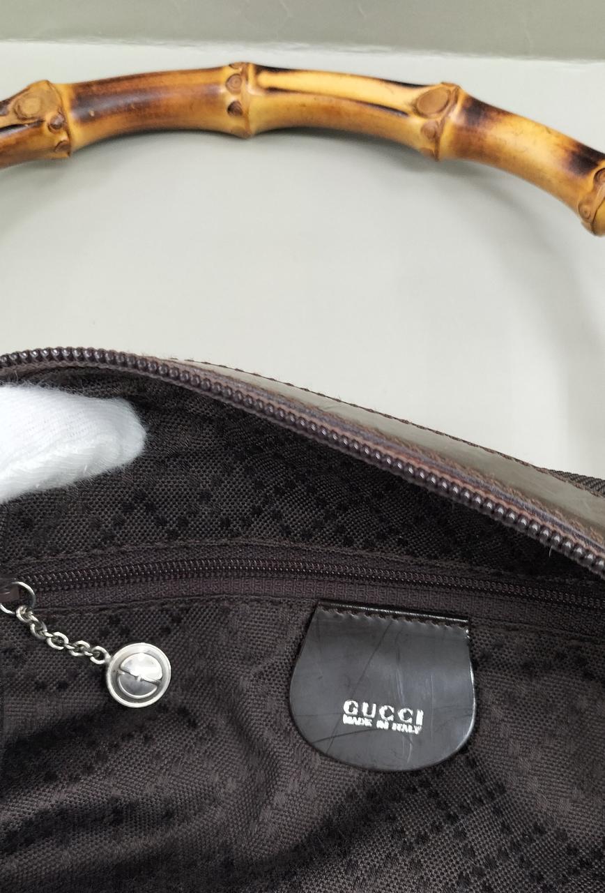 エンブレム部分スレキズあり。