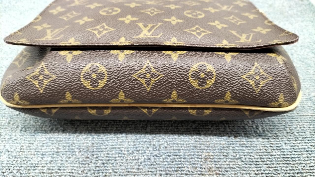 フチ部分色褪せ