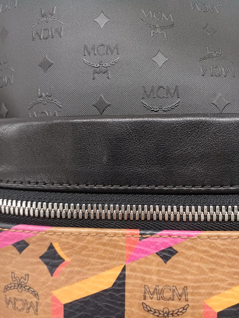 白い汚れあり。