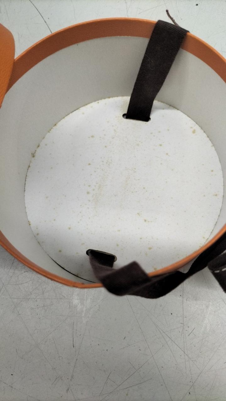 箱、内側汚れあり