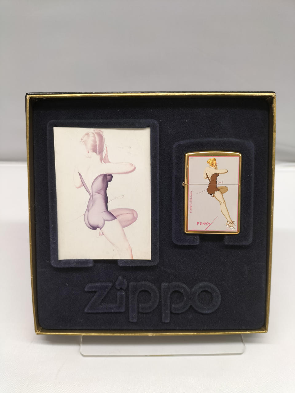 付属のカードが日焼けしています。