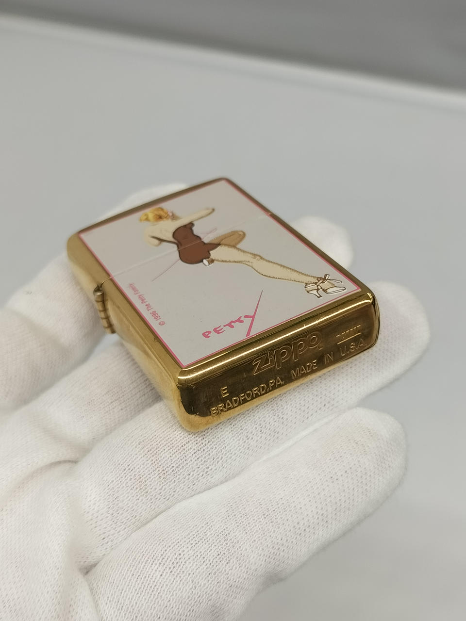 本体サイズ縦5.7cmの横3.9cmです