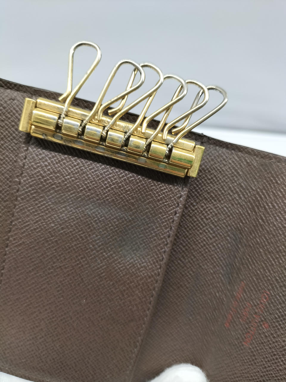 内部に黒い擦れた跡があります