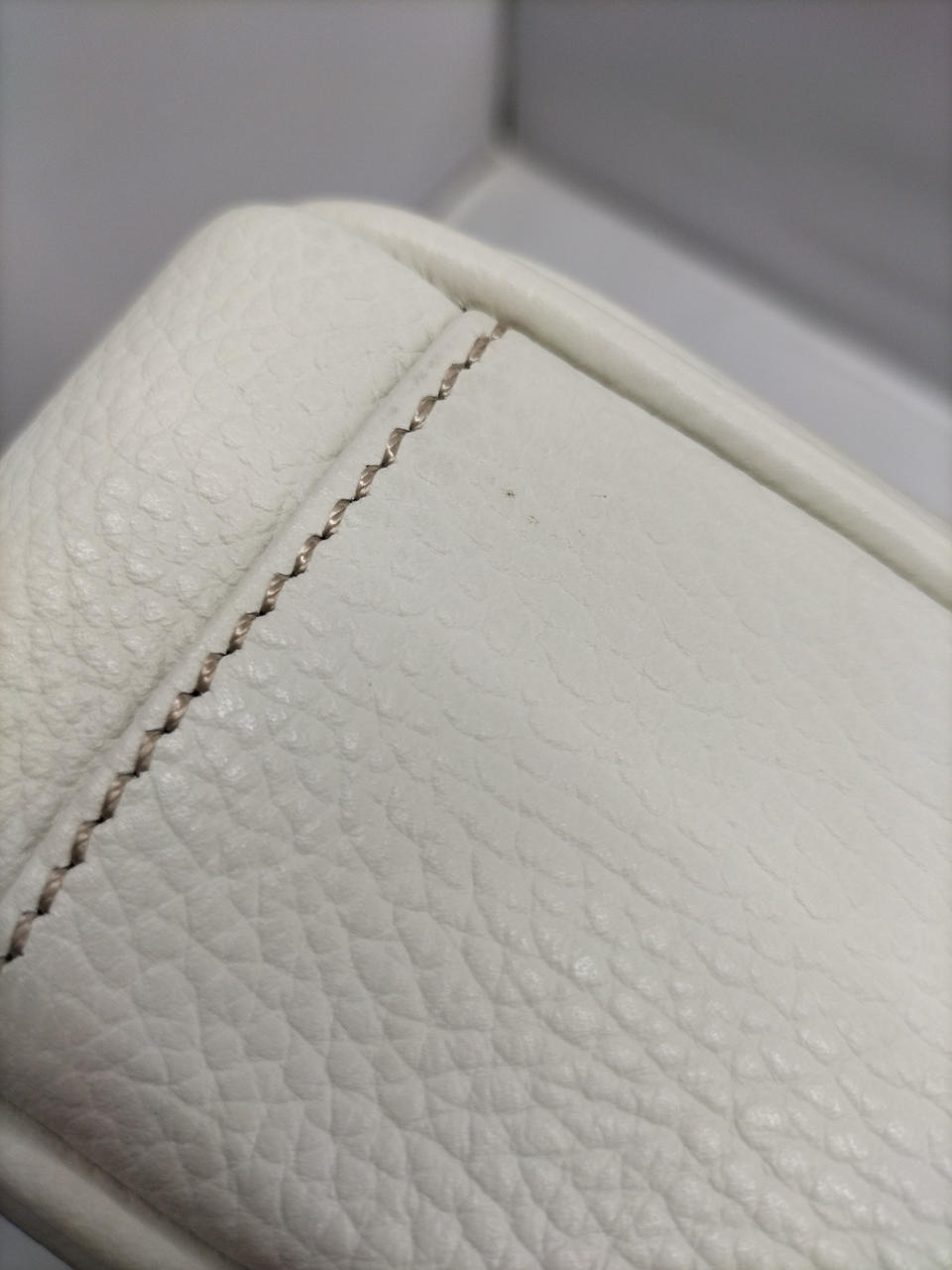 底面に小さな擦れや汚れがあります