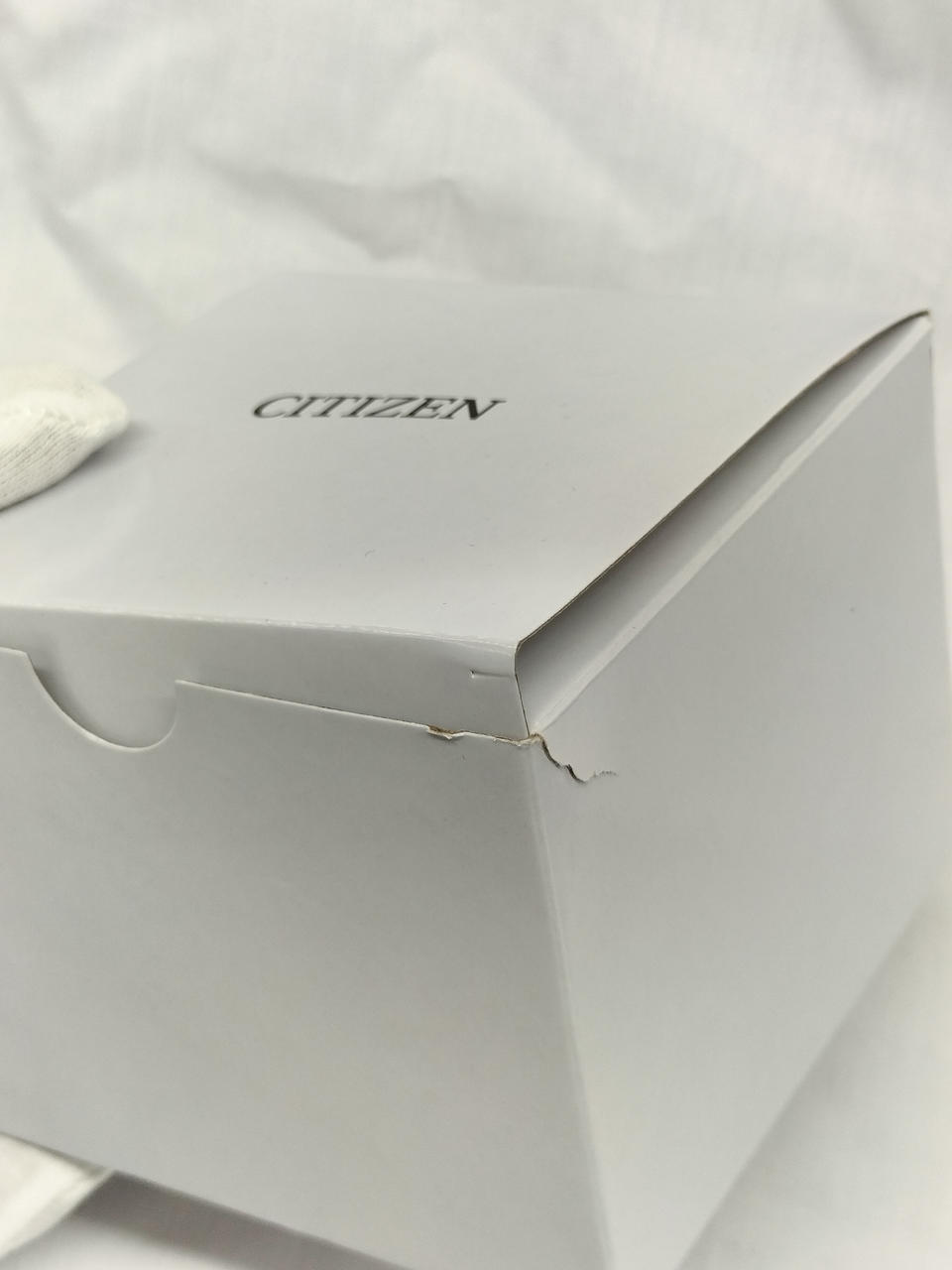 外箱破れあり。