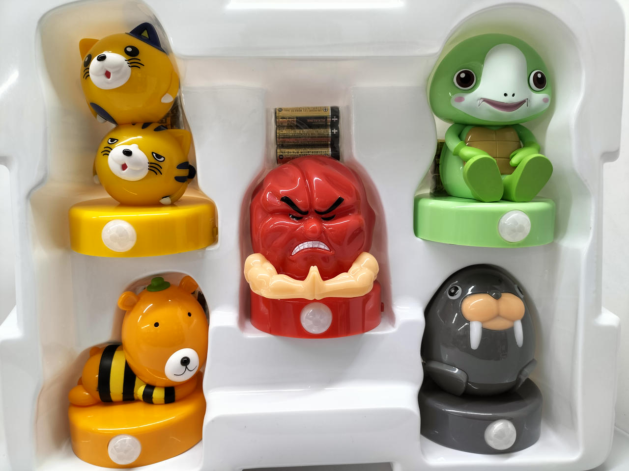 ノーベル製菓のマスコットキャラ大集合！