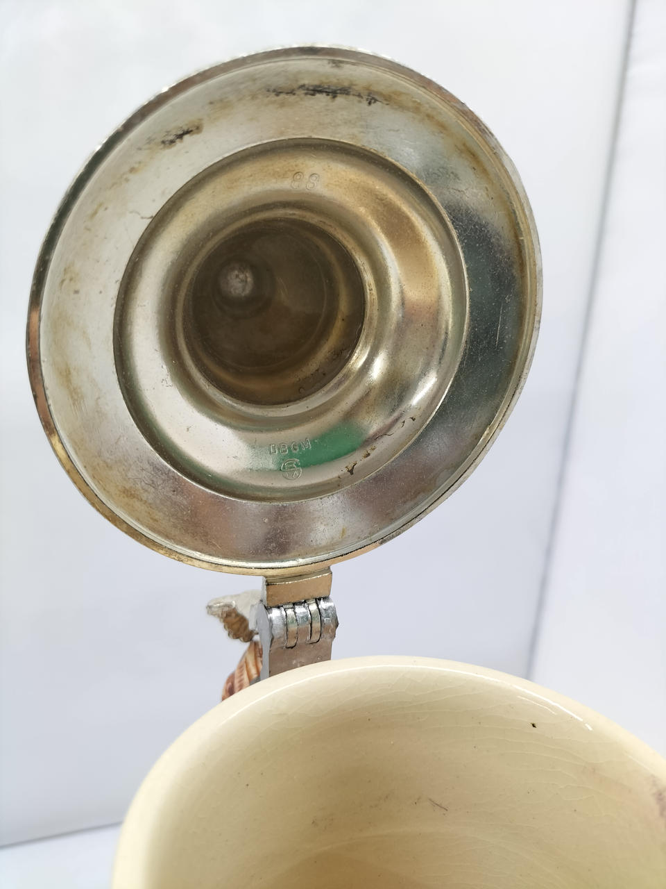 蓋の内側に汚れあり。