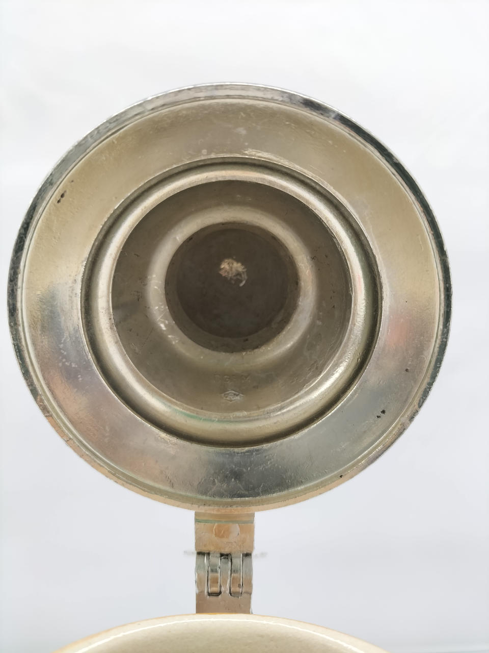 蓋の内側に少し汚れがあります。