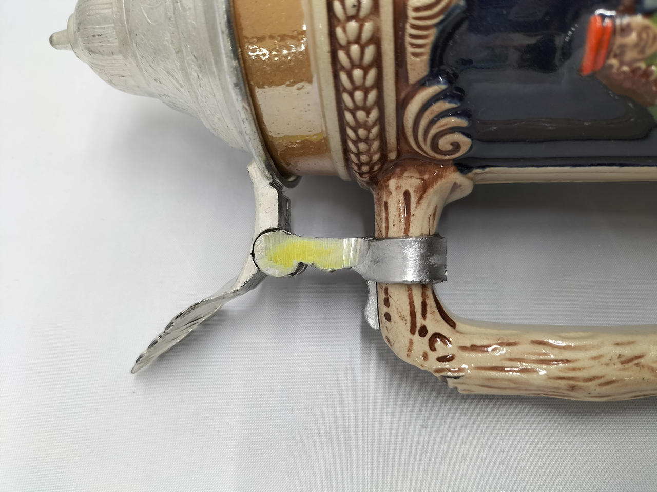 黄色い塗料が付いている部分あり。