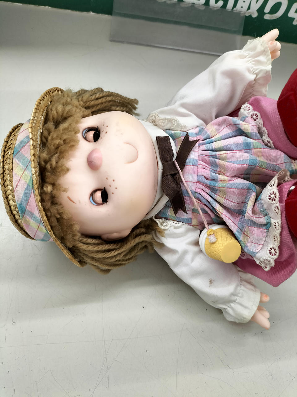 横にすると目を閉じます