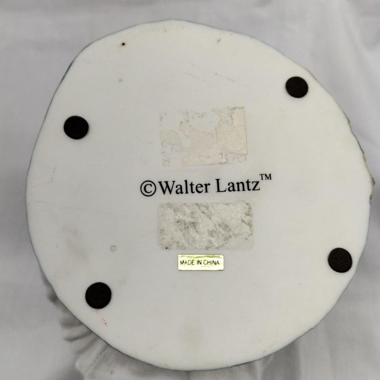 裏面にシールを剥がした跡あり