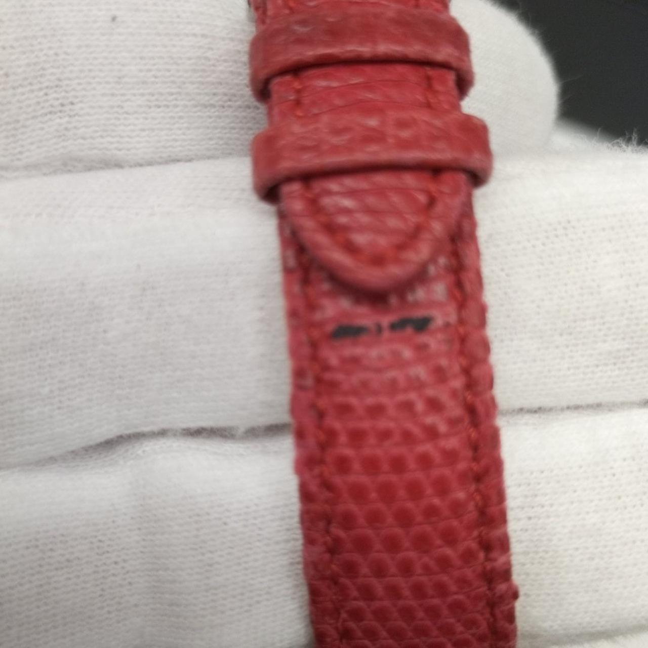 裏側のベルトに1箇所黒い線あり