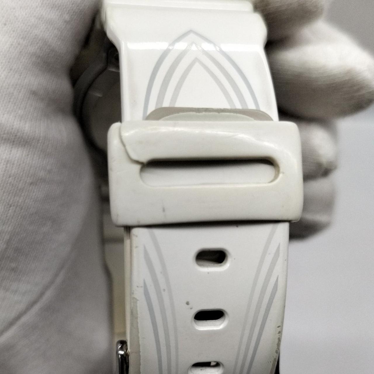 留め具のパーツに割れあり