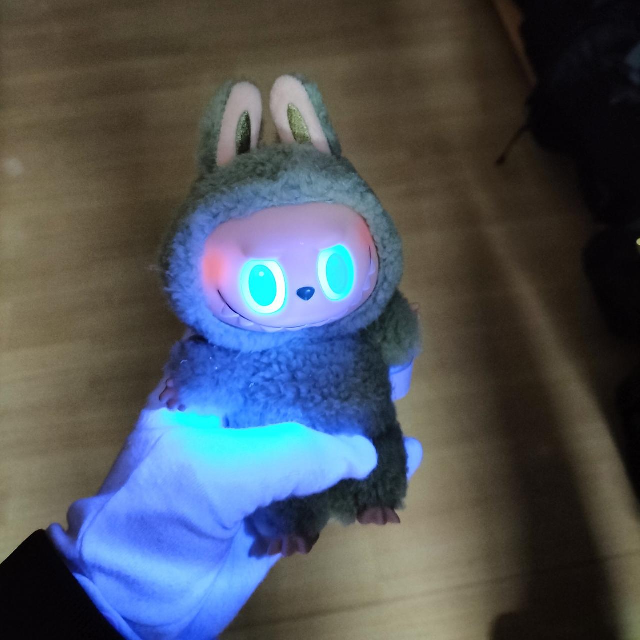 目にブラックライトを当ててます