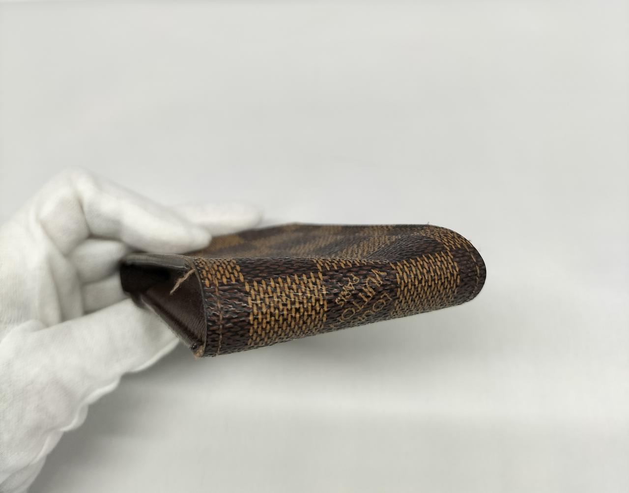 底面に傷や凹み、ほつれあり