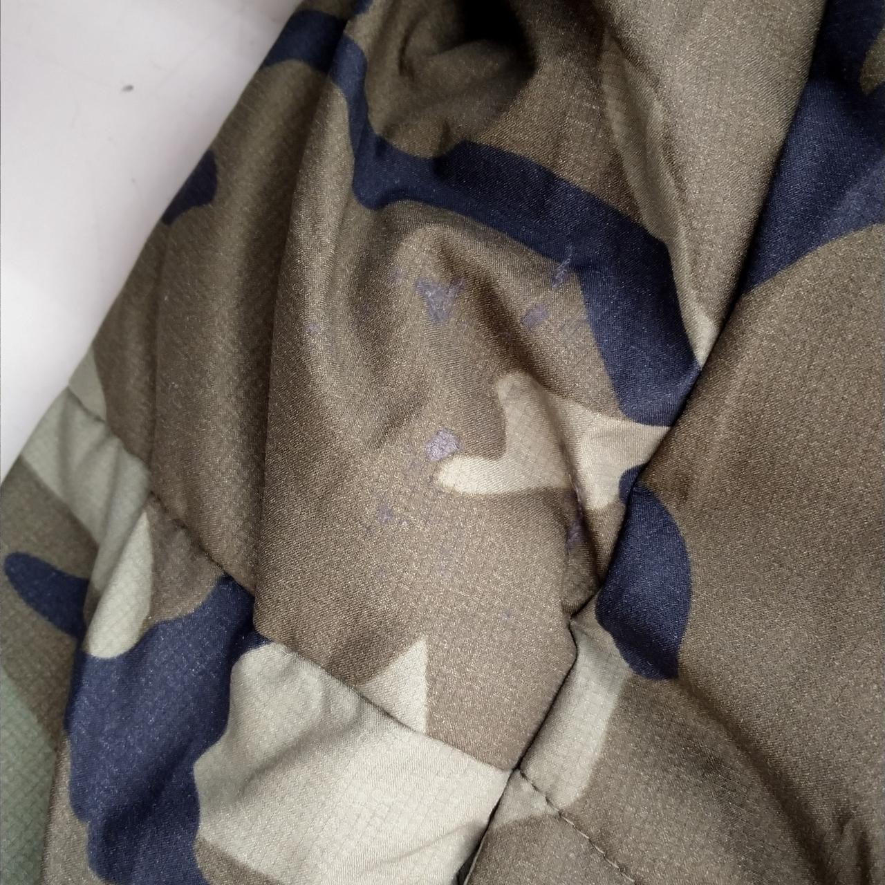 右脇下部分に汚れがあります。