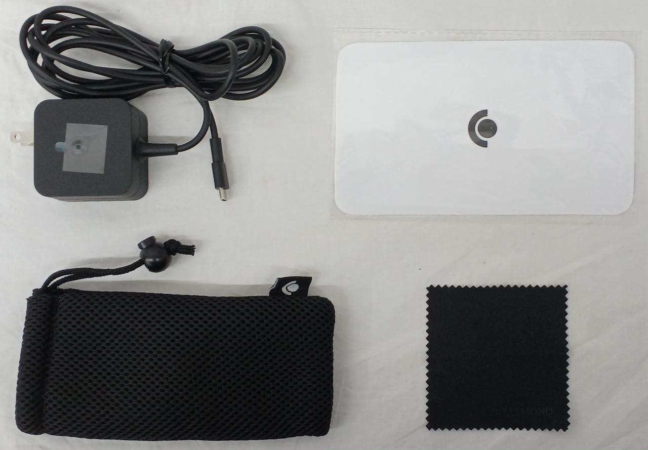 AC アダプターと付属部品