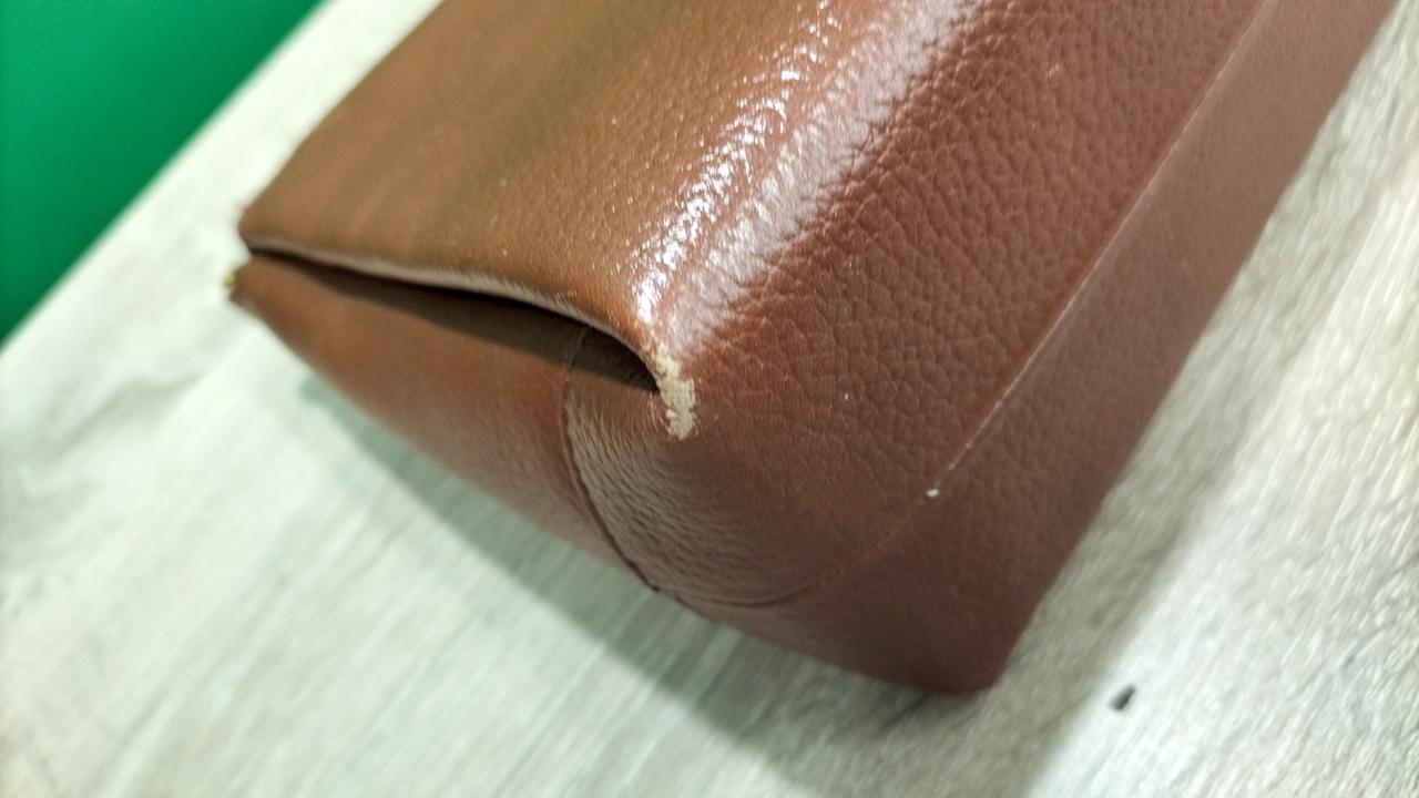 四箇所の角に同じような使用感あります。