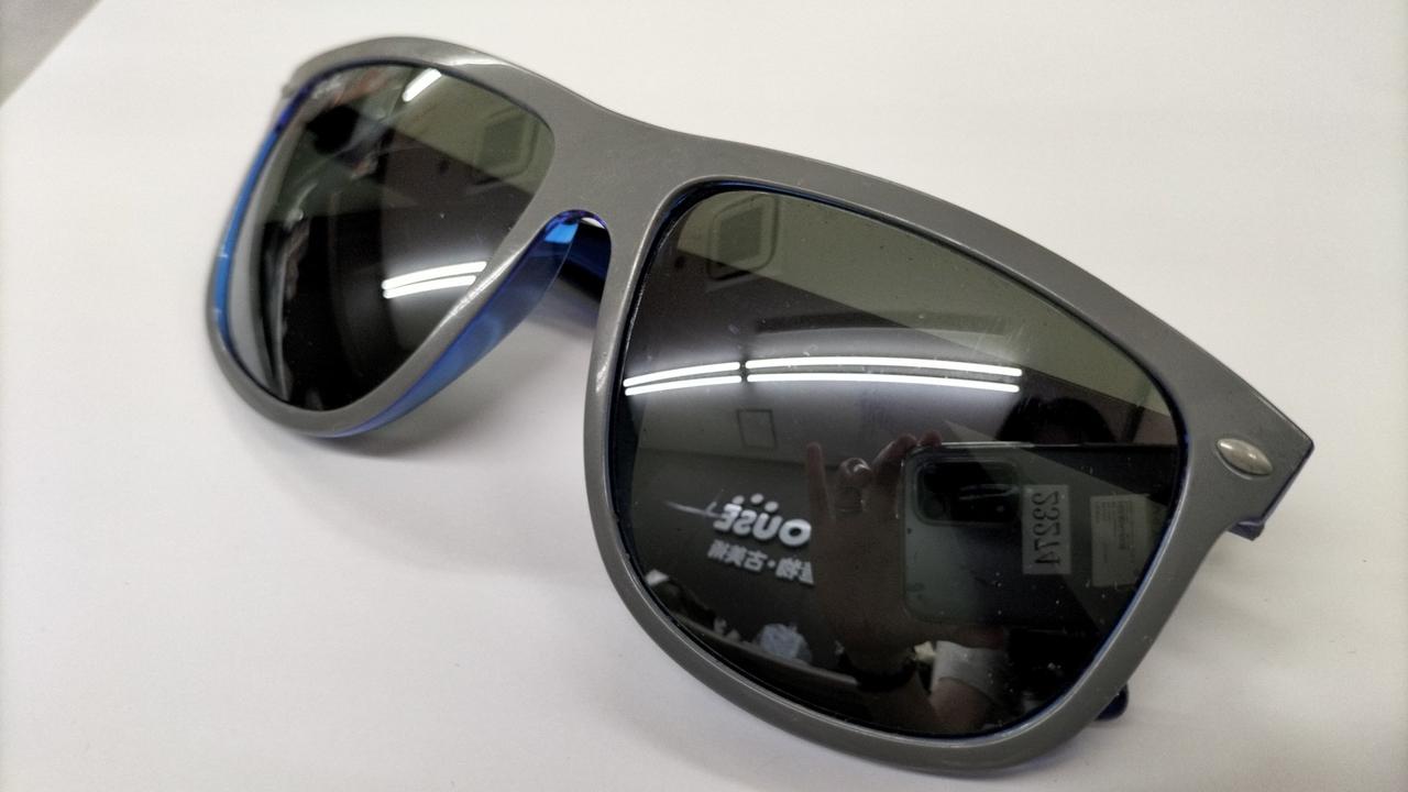 かけている時はブルーが目立つことなし。