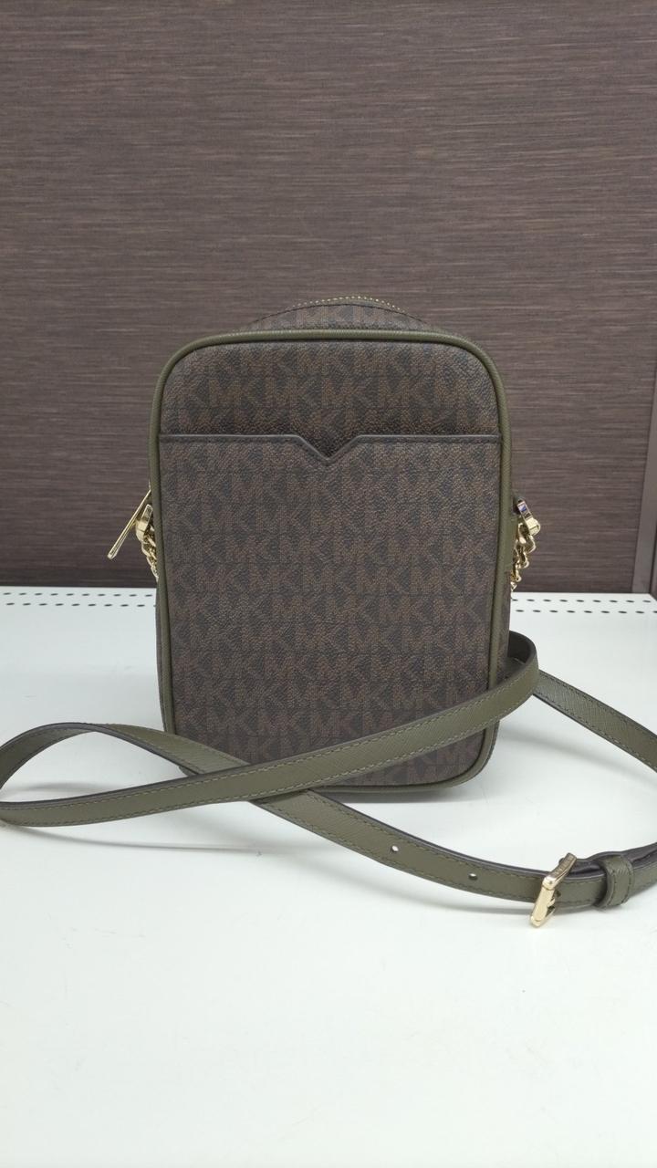 背面にもポケット