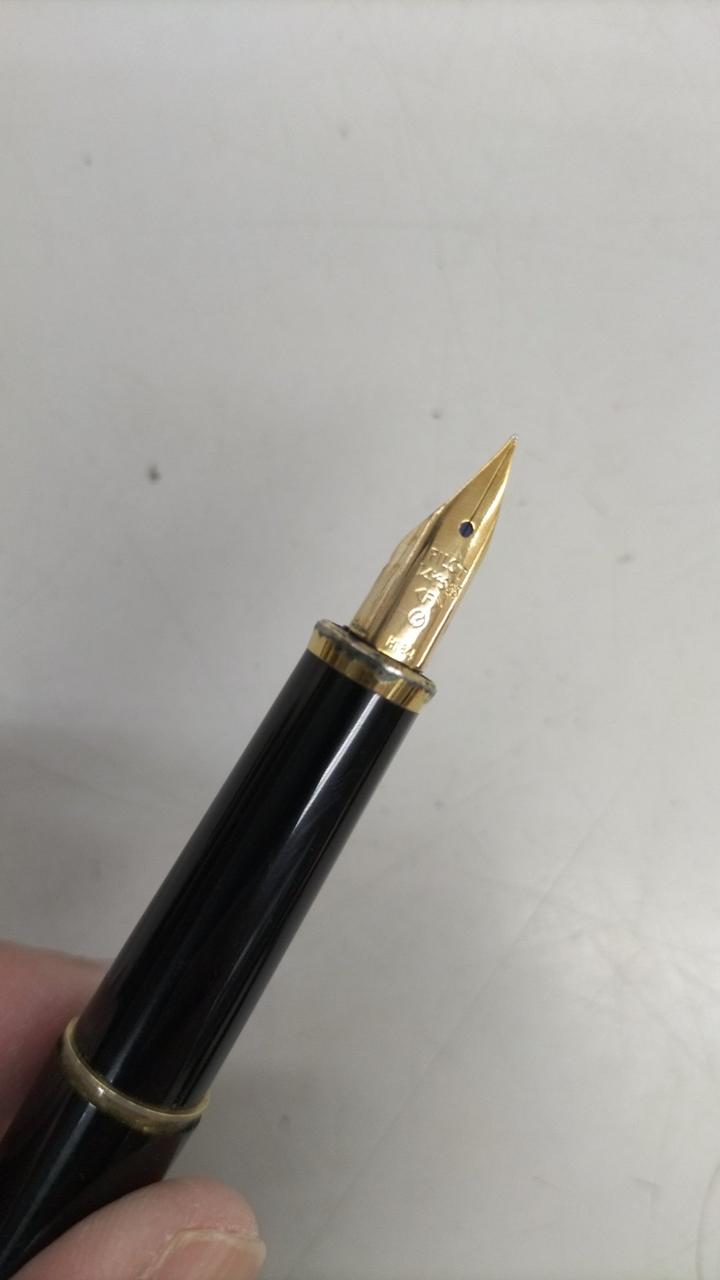 ペン先根元に使用感ある傷あり。