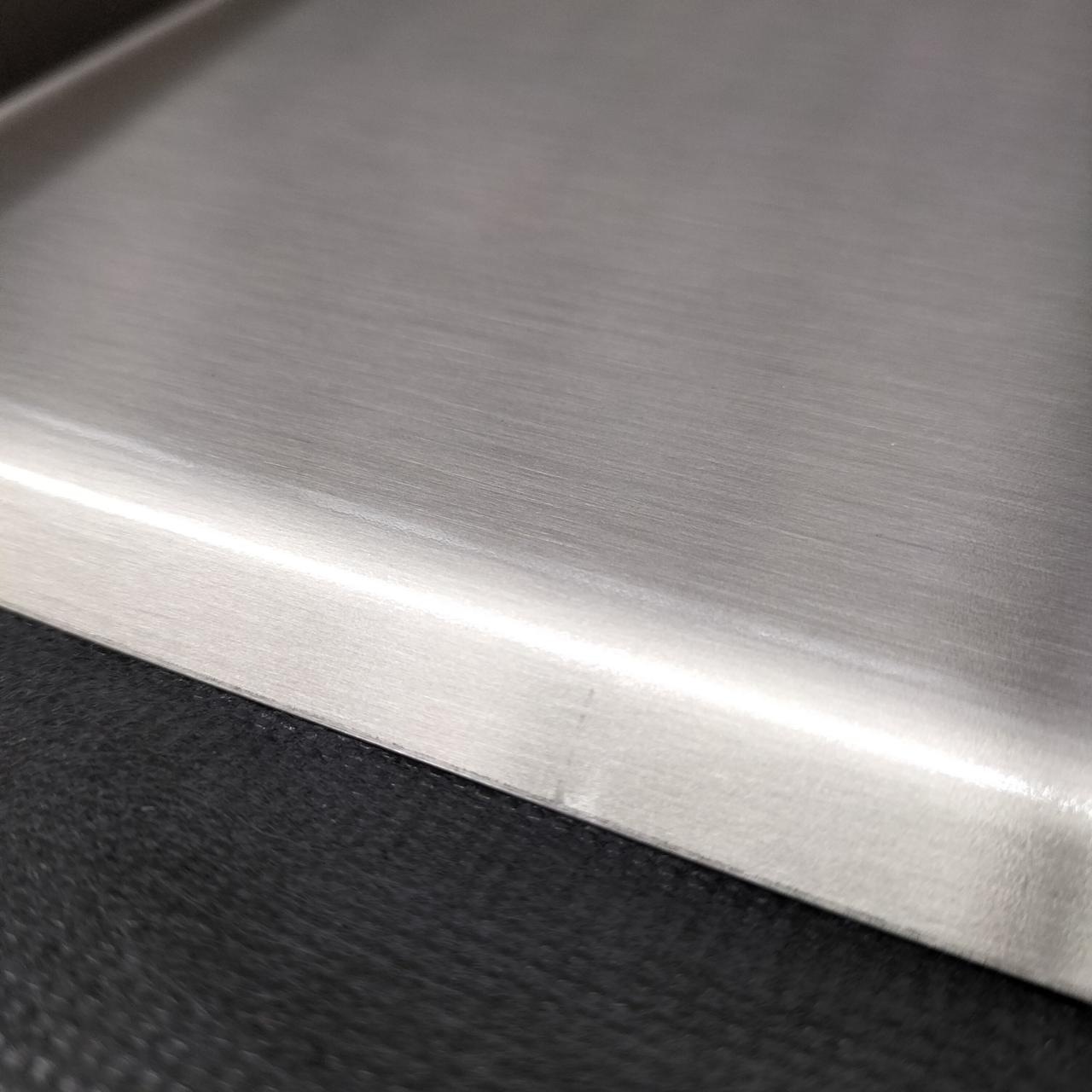 トレー裏キズがみられます