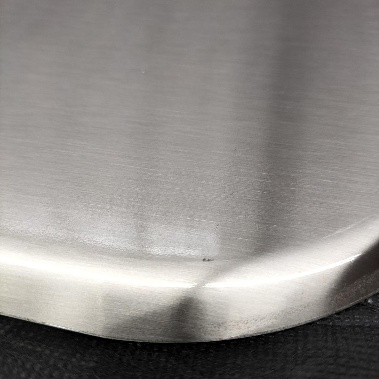 トレー裏キズがみられます