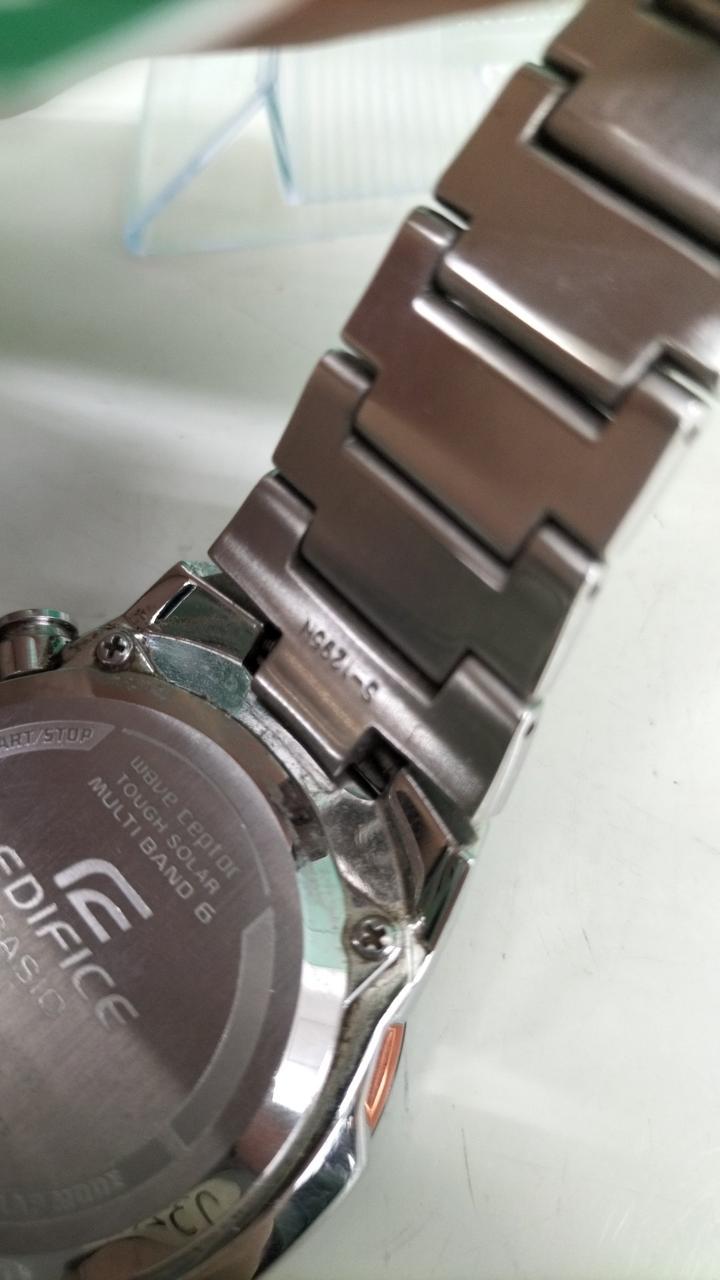 裏蓋周辺はややヨゴレ目立ちます。