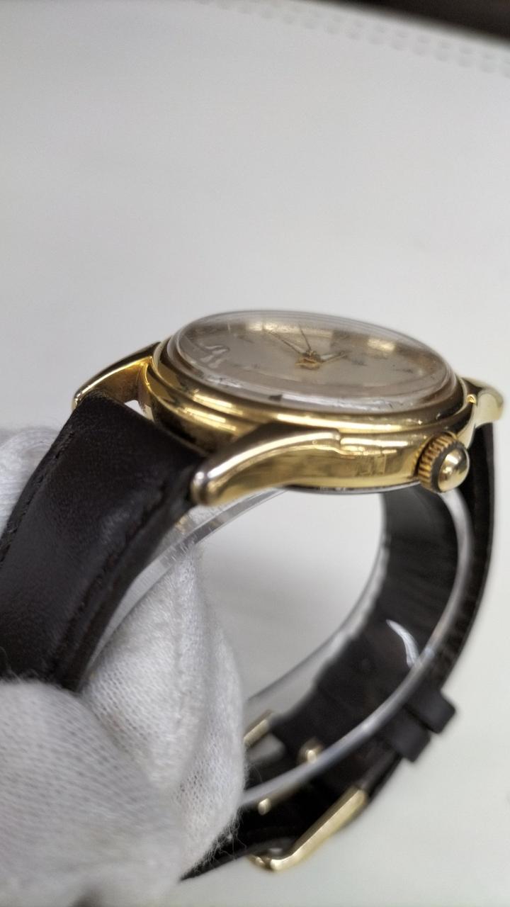 文字盤6の近くに傷のようなものあり。