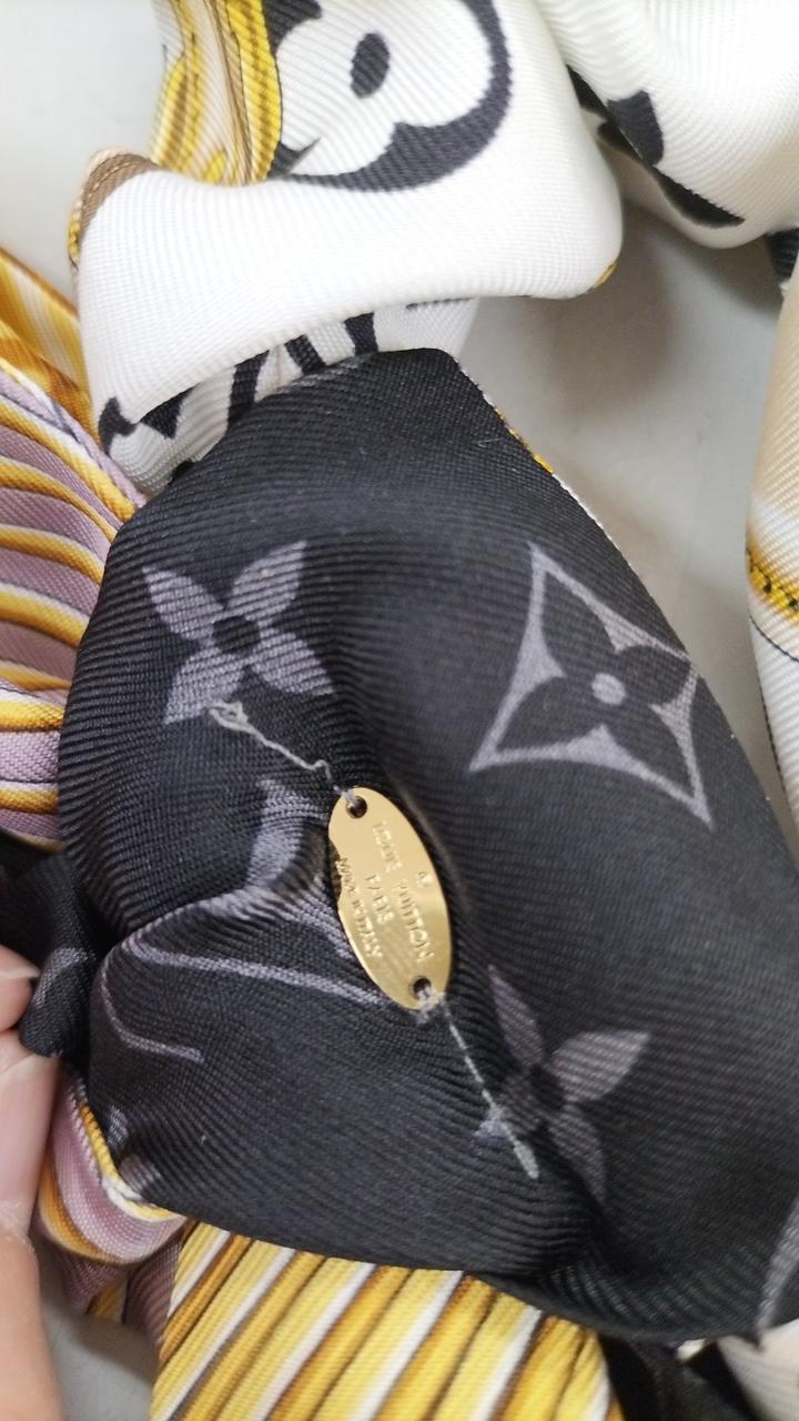 プレートを止めてる糸が少しほつれています