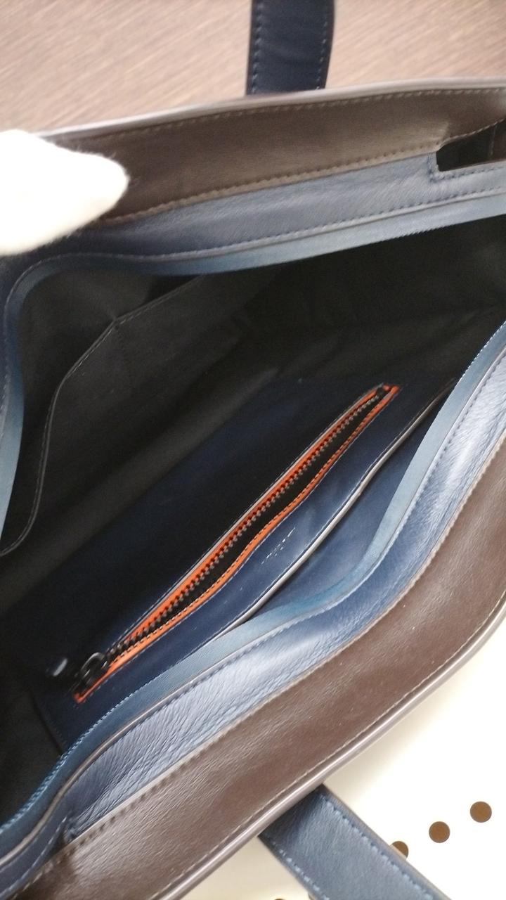 ファスナーのオレンジがワンポイント♪