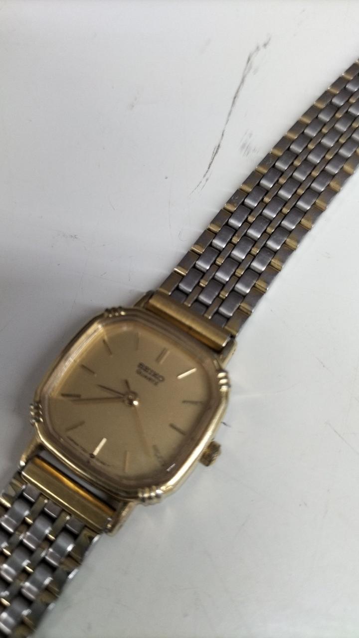 文字盤内向かって右側汚れ見受けられます