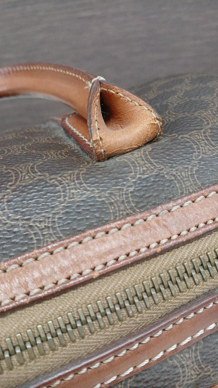 付け根にひび割れあり