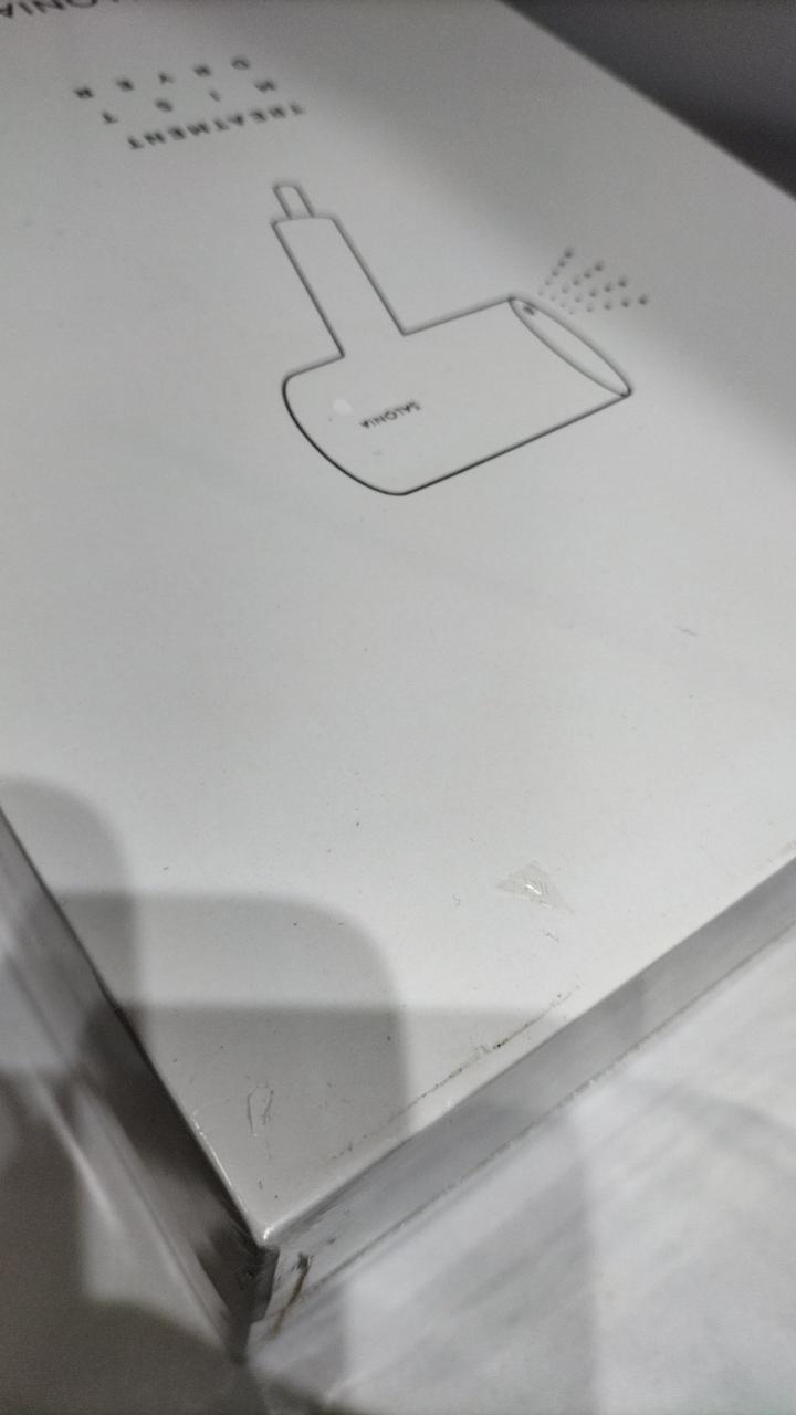 包装にテープ跡、穴あり。