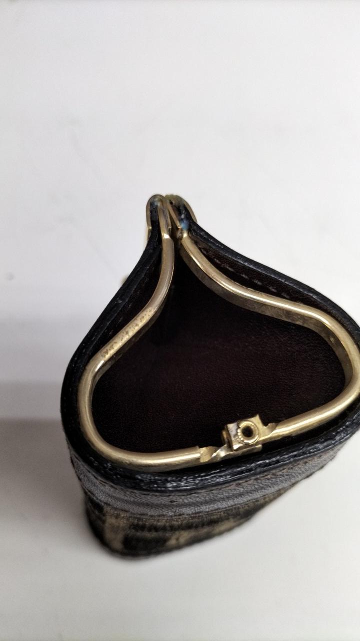 金具部分全体的にキズなど見受けられます。