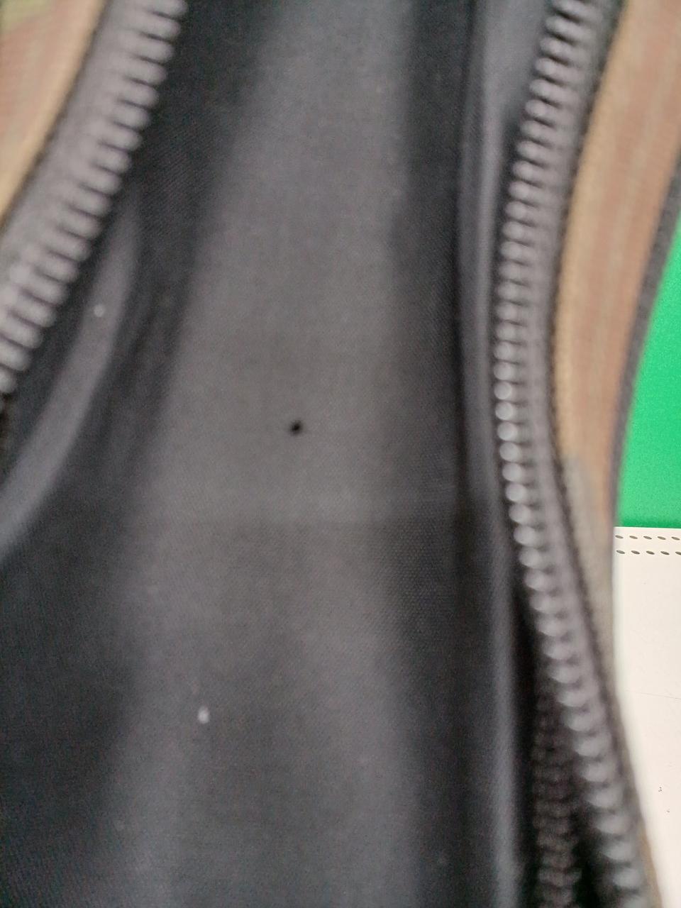 小さい穴があいてます