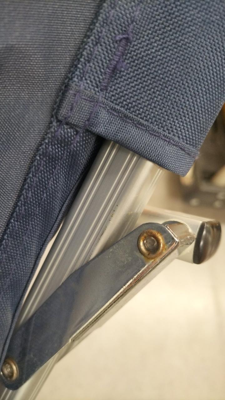 ボタンにサビがみられます